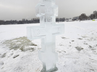 В Долгопрудном отец и сын вырезали ледяные кресты и арку для крещенских купелей за один день