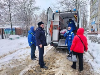 От четвертого этажа к скорой: как пожарные обеспечили безопасную эвакуацию пожилого мужчины в Серебряных Прудах