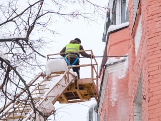 Очистка домов от наледи: лыткаринские коммунальщики работают круглосуточно