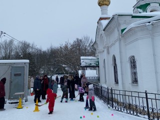 «Свет Рождества» в игровой форме: воскресная школа в Звенигороде устроила праздник для детей