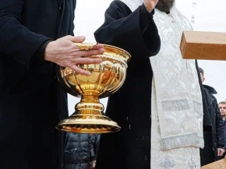 Снимает ли порчу и можно ли брызгать по углам: священник Матвей Степанов — о крещенской святой воде