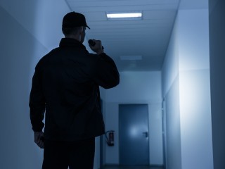 Сотрудник ЧОПа вместо консьержа: почему в Подмосковье это становится популярным и как организовать найм