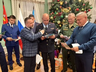 Самурайский меч и конструктор «Гарри Поттер»: начальник УМВД России по г. о. Красногорск присоединился к акции «Елка желаний»