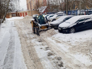 Борьба со снегом: убрать автомобили из дворов попросили жителей Чехова