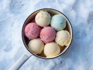 Снег, кастрюля и сливки: как приготовить мороженое на улице за 15 минут