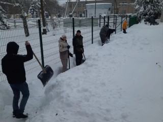 Родители школьников и дошколят помогли убрать снег на территориях учебных заведений