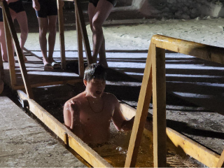 Более 100 фрязинцев окунулись в Большое озеро на Крещение