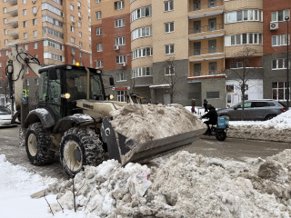 Уборка снега в Котельниках: техника и рабочие ежедневно вывозят около 400 кубометров снега