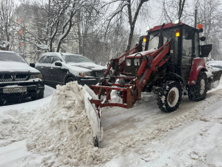 И ночью, и днем: в Можайске дороги расчищают круглосуточно