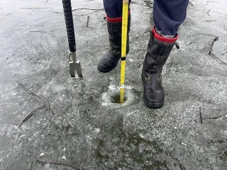В Клину замерили толщину льда на реке Сестре
