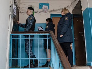 Далеко не миллионы: при какой сумме долга приставы могут забрать имущество