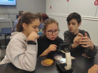 Купюра под микроскопом: ученики гимназии № 7 узнали больше о деньгах