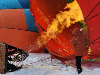 Зимний фестиваль «Яблоки на снегу» собрал рекордные 30 аэростатов на открытии сезона