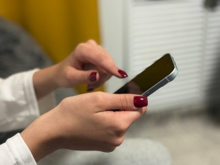 Уронили телефон в снег? Самая частая ошибка, из-за которой его можно потерять навсегда