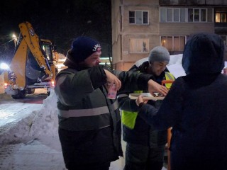 Жители Бронниц напоили горячим чаем бригаду коммунальщиков, убирающих снег