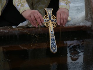 Ледяная вода – не главное: настоятель подмосковного храма раскрыл главный смысл праздника Крещения