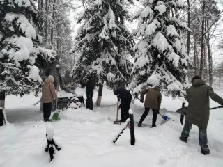 В Наро-Фоминске юнармейцы убрали снег у мемориала в Кантемировском парке