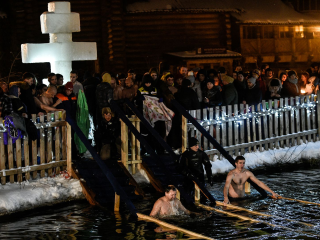 Теплые раздевалки и горячий чай: как организуют купель для омовения в Котельниках на Крещение
