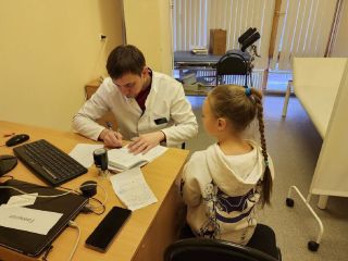 Диагноз на выезде: врачи Красногорской больницы проверили здоровье учащихся гимназии