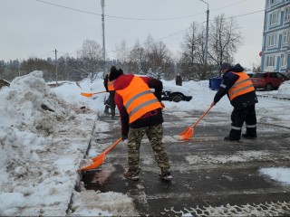 Это очень тяжелый труд: жители Глебовского поблагодарили коммунальщиков, расчистивших дворы от снега