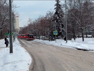 В первую очередь в Королеве расчищают от снега дороги и автобусные остановки