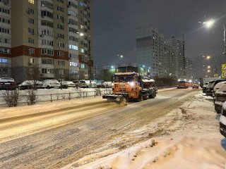 С особым вниманием к гололеду: в Люберцах расчищают дороги от последствий снегопада