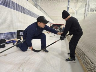 Дошкольники примерили форму и научились забрасывать шайбы вместе с хоккеистами «Атланта»