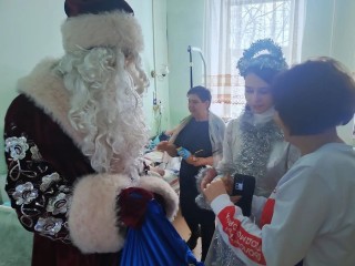 Сладкое чудо зимой: волонтеры подарили праздник жителям Хатунского интерната