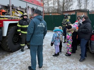 Не только про огонь: пожарные Лотошина предупредили детей об опасности катания с стихийных горок