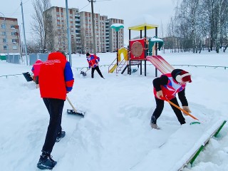 Лопаты вместо смартфонов: как команда волонтеров вернула ступинским детям зиму без преград