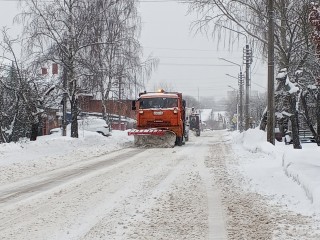 Дорожные службы Рузского округа ликвидируют последствия ночного снегопада