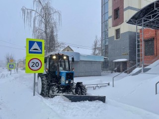 На улицы Электростали для борьбы со снежными заносами вышли около 60 единиц техники