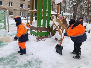 Протвинские коммунальщики навели порядок на улице Победы после снегопада