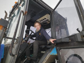 Девушка-тракторист из Егорьевска за смену расчищает снег в девяти деревнях