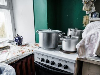 Захват общего пространства: как бороться с соседом, который не видит границ своей квартиры или комнаты