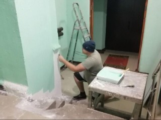 Сняли короб, собрали новый и перекрасили в тон: как преобразили подъезд дома № 9 в Восходе