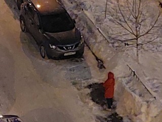 Любовь на парковке: жительница Краснознаменска часами сторожила машино-место для мужа