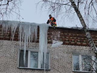 Осторожно, сосульки: в Люберцах коммунальщики освобождают крыши ото льда