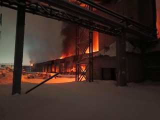 Без пострадавших — и это главное: спасатели потушили масштабный пожар на складе в Протвине