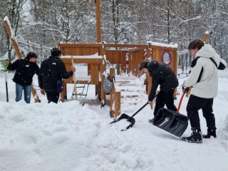 Снег уходит, детский смех остается: как волонтеры колледжа расчистили игровые зоны