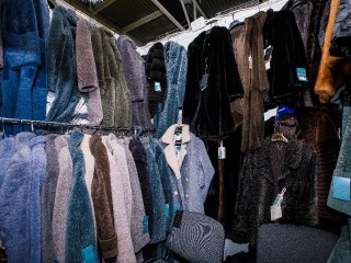 Искусственный мех бьет рекорды: какая верхняя одежда резко набирает популярность у покупательниц