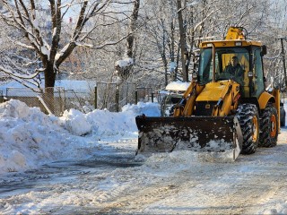 Коммунальщики объединили усилия для расчистки городских парковок