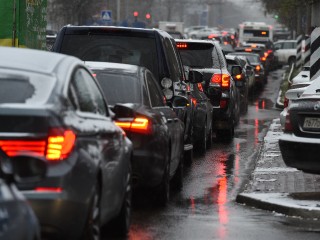 Транспортный коллапс после снегопада: на каких трассах водители застряли в пробках на 16 часов