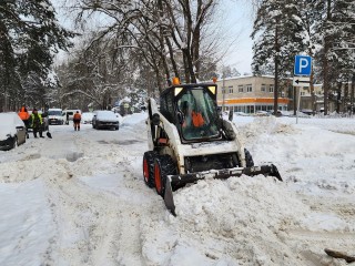 Коммунальщики Протвина возвращают городу привычный вид: идет расчистка парковки на улице Ленина