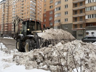 По 400 кубов в день: в Котельниках в усиленном режиме вывозят снег