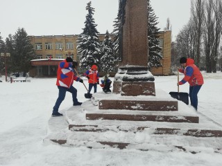 Волонтеры в Серебряных Прудах взялись за расчистку памятников и площадок от снега