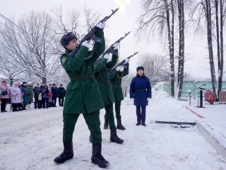 Цветы у братской могилы: в Тучкове почтили память защитников поселка