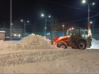 Каток «исчез» под 50 см снега: как в Восходе спасли лед после метели