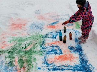 В деревне Ложки дети превратили снежную площадь в яркую галерею