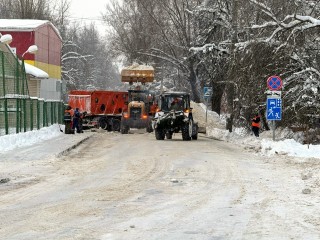 Во дворах на Ватутина ограничили движение для уборки снега, работают грузовики